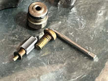 Cargar imagen en el visor de la galería, DF 90 100 115 140 hp Suzuki VST Fuel vapor Separator NEEDLE VALVE & SEAT 13370-99E00 and FLOAT 15650-99E00 four stroke 2002-2