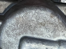 Cargar imagen en el visor de la galería, 70 hp Johnson Evinrude 313355 d2 d1 CARBURETOR w linkages, choke solenoid & plunger TWO STROKE oem 0393546 0393547 CARBURETOR