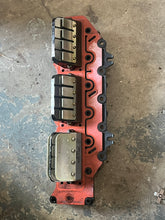 Cargar imagen en el visor de la galería, 175 150 135 hp Ficht Evinrude INTAKE MANIFOLD STBD 0346149 LEAF PLATE 0437591 two stroke 2005-2006