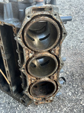 Charger l'image dans la galerie, 200 175 150 hp Yamaha CRANKCASE 64E-15100-00-94 two stroke 6 cylinder carbureted 1996-1998