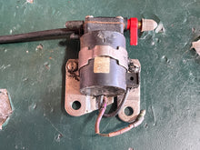 Cargar imagen en el visor de la galería, 200 hp Johnson Evinrude FUEL PRIMER CHOKE SOLENOID two stroke 1993-2001 5007355 0437231 0437234 some compatibility 120 125 13
