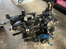 Charger l'image dans la galerie, 40 30 hp Mercury EFI CYLINDER BLOCK long 850082T35 four stroke 3 cylinder 2005