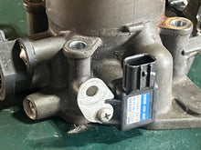 Charger l'image dans la galerie, BF 150 135 hp Honda THROTTLE BODY 16400-ZY6-013 four stroke 2007-up