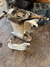 Charger l'image dans la galerie, 90 115 150 175 200 hp Johnson Evinrude 25” Midsection SWIVEL 0435005 EXHAUST HOUSING 0332745 ADAPTOR 0331039 MOUNT BRACKET 03
