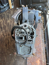 Cargar imagen en el visor de la galería, F 25 hp Yamaha 20” Long MIDSECTION with SWIVEL 65W-43311-10-4D UPPER CASING 65W-45111-10-4D EXHAUST 65W-41137-04-94 BRACKETS