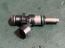 Charger l'image dans la galerie, DF 30 25 hp Suzuki FUEL INJECTOR 15710-82M00 four stroke 2015-2024 - resistance tested