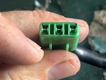 Cargar imagen en el visor de la galería, BF 130 115 hp Honda TRIM ANGLE SENSOR sender 35660-ZW5-013 four stroke ‘99 may be compatible with BF 135 150 hp
