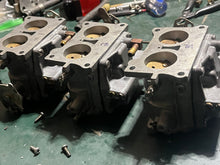 Load image into Gallery viewer, 150 hp Johnson Evinrude CARBURETOR SET 0389990 389991 389992 Two Stroke 1979 body# 324955, LINK PIN THROTTLE ARM 0387378, LIN