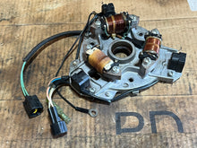 Cargar imagen en el visor de la galería, 50 40 hp Yamaha OEM BASE ASSY 63D-85560-10-00 stator trigger Two Stroke 2000-2005