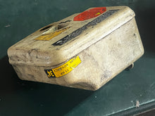 Charger l'image dans la galerie, sold ebay mar2026——35 25 hp Johnson Evinrude AIRBOX intake 387857 Two Stroke 1976-1977 omc