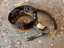 Load image into Gallery viewer, 150 175 200 hp Yamaha PULSER COIL 6G5-85580-13-00 6G5-85580-12-00 RETAINER Two Stroke 1985-89
