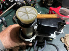 Cargar imagen en el visor de la galería, 250 225 200 hp Yamaha OX66 vst FLOAT CHAMBER W TOP 66K-14980-00-00 & FUEL PUMP 67H-13907-00-00 Two Stroke v6 1999-2010