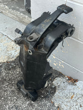 Cargar imagen en el visor de la galería, DF 60 70 hp Suzuki STEERING BRACKET 43750-99E02-0EP SWIVEL BRACKET 43111-99E00-0EP four stroke 1998-2009 compatible up to df1
