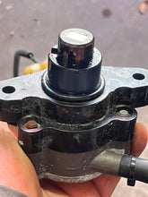 Load image into Gallery viewer, f 115 hp Yamaha FUEL PUMP 6EK-24410-00-00 water separator FUEL FILTER 6EK-24560-00-00 four stroke 2014-2025 some 130 hp