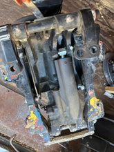 Cargar imagen en el visor de la galería, 25 hp Mercury midsection DRIVESHAFT HOUSING 3532-825218T7 ADAPTOR PLATE 825228A17 SWIVEL 3427-830104T1 Replaced by 3410-82740