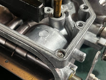 Charger l'image dans la galerie, 115 hp Yamaha CARBURETOR UPPER 6E5-14301-03-00 6e503 two stroke 1984 - one broken screw in 1 of 4 carb bowl screws