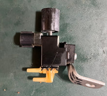 Charger l'image dans la galerie, BF 225 175 200 250 hp Honda AIR BYPASS VALVE 36163-ZY3-003 four stroke 2002-up