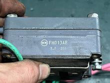 Charger l'image dans la galerie, 250 hp Yamaha 60V-81960-00-00 RECTIFIER & REGULATOR ASSY Two Stroke 2003 outboard