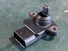 Cargar imagen en el visor de la galería, f 90 75 hp Yamaha map PRESSURE SENSOR 68F-83688-00-00 four stroke 2005-2017 some compatibility 150 175 200 hp