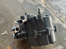 Cargar imagen en el visor de la galería, DF 2.5 hp Suzuki CYLINDER BLOCK crankcase 11200-97J20 HEAD COVER 11110-97J30 four stroke 2023-2024