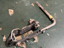 Charger l'image dans la galerie, 70 hp Johnson Evinrude SHIFT LEVER 0330940 BELLCRANK LINK 0328567 SHIFT BELLCRANK 0393545 LEVER SCREW 0318192 two stroke