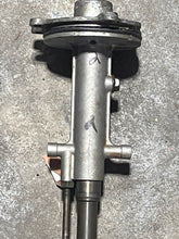Charger l'image dans la galerie, DT 150 200 hp Suzuki SHIFT ACCEL HOUSING X 26100-87D35 two stroke 1988-2003 some non-super6 150 175 200 hp