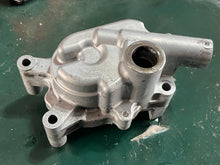 Cargar imagen en el visor de la galería, DF 175 hp Suzuki OIL PUMP ASSY 16400-96J00 four stroke 2006-2013 some 150 200 compatibility