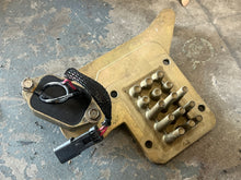 Cargar imagen en el visor de la galería, 175 150 135 115 hp Ficht Evinrude FILTER MODULE 0586546 BASE PLATE 3010815 two stroke 2000-2005