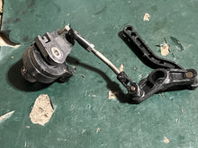 Cargar imagen en el visor de la galería, DF 30 25 hp Suzuki THROTTLE CONTROL LEVER 19120-99J11 INTERLINK 19122-99J00 SPRING 19185-99J00 LEVER #2 19140-94L20 ROD 13510