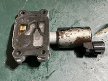 Cargar imagen en el visor de la galería, DF 175 hp Suzuki OIL CONTROL VALVE 16550-93J00 four stroke 2006-2019 some compatibility 150 200 250 300 350 hp
