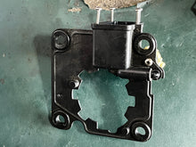 Cargar imagen en el visor de la galería, 90 115 hp Johnson Evinrude vst vro FUEL BRACKET 0340082 FUEL FILTER 0433190 NUT 0335112 two stroke v4 1995-2001