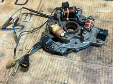 Cargar imagen en el visor de la galería, 50 40 hp Yamaha OEM BASE ASSY 63D-85560-10-00 stator trigger Two Stroke 2000-2005