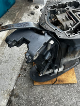 Charger l'image dans la galerie, f 150 hp Yamaha XCA 25”MIDSECTION UPPER CASING 6DA-45111-00-8D SWIVEL 64E-43311-20-8D EXHAUST 63P-41137-04-CA four stroke 201