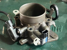 Charger l'image dans la galerie, BF 135 150 hp Honda THROTTLE BODY 16400-ZY6-013 four stroke 2007-up