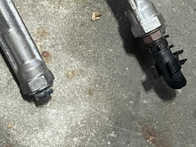 Cargar imagen en el visor de la galería, DF 225 200 hp Suzuki FUEL DELIVERY RAIL SET 15751-93J00 four stroke 2004-2020 some 250 300 hp