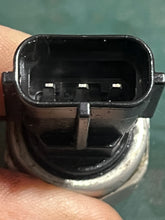 Cargar imagen en el visor de la galería, f 150 hp Yamaha OIL PRESSURE SENDER 6AW-83651-00-00 four stroke 150-300hp 2007-2019
