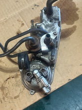 Cargar imagen en el visor de la galería, 150 - 250 hp Yamaha OX66 66K-14182-02-00 vst FLOAT CHAMBER COVER two stroke 2001-2002