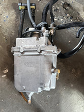Cargar imagen en el visor de la galería, f 150 hp Yamaha VST 63P-14180-00-00 FLOAT CHAMBER & 63P-13907-01-00 FUEL PUMP tested FOUR STROKE 2005 nla, super #s: 63P-1418