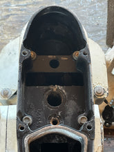 Charger l'image dans la galerie, maybe scrapped——115 130 90 hp Evinrude E-tec MIDSECTION 25” EXHAUST HOUSING 5010896 EXTENSION 5008078 SWIVEL PIVOTANT 0434691
