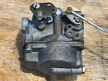 Cargar imagen en el visor de la galería, 70 hp Johnson Evinrude 313355 d2 d1 CARBURETOR w linkages, choke solenoid & plunger TWO STROKE oem 0393546 0393547 CARBURETOR