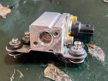 Load image into Gallery viewer, 250 hp Yamaha PRESSURE SENSOR 60V-82380-00-00 PIPE 60V-13938-00-00 two stroke HPDI 3.3 Liter 2003-2009 some compatibility 200