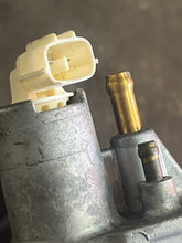 Cargar imagen en el visor de la galería, sold mar2026——PARTS ONLY - DF 50 40 hp Suzuki VST 15600-87J01 15600-87J11 FUEL VAPOR SEPARATOR Four Stroke 1999-2010 NO FUEL