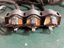 Cargar imagen en el visor de la galería, BF 50 40 hp Honda 30500-ZW4-H01 IGNITION COIL ASSY nla with coil harness
