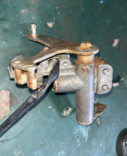 Charger l'image dans la galerie, DF 115 hp Suzuki CLUTCH LEVER 21110-92J00 CLUTCH HOLDER LEVER 21151-92J00, CLUTCH SHAFT ARM 21230-92J00 NEUTRAL SWITCH 37721-