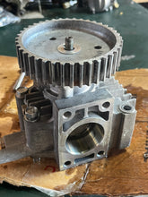 Charger l'image dans la galerie, 250 hp Yamaha CAMSHAFT ASSY 1 with gear 60V-12170-00-00 two stroke HPDI 3.3 Liter 2003-2009 some compatibility 200 225 300 hp