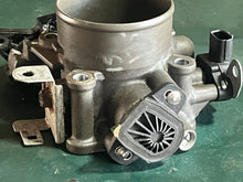 Charger l'image dans la galerie, BF 150 135 hp Honda THROTTLE BODY 16400-ZY6-013 four stroke 2007-up