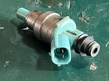 Cargar imagen en el visor de la galería, DT 175 Suzuki FUEL INJECTOR 15710-92E01 195500-2270 two stroke 1987-1992 DENSO
