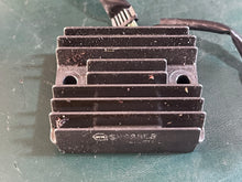 Charger l'image dans la galerie, BF 50 40 hp Honda 31750-ZW4-013 VOLTAGE RECTIFIER REGULATOR 2005-2007+
