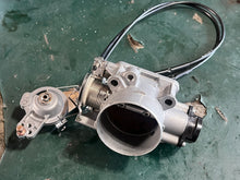 Charger l'image dans la galerie, DF 200 hp Suzuki THROTTLE BODY 13300-96J00 four stroke 2015-2020 CABLE THROTTLE 63610-96J00 THROTTLE DRUM ASSY 19148-96J00 CA