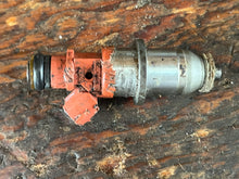 Load image into Gallery viewer, ulgy 150 175 200 hp Yamaha HPDI Fuel Injector 68F-13761-00-00 2.6L two stroke 2000-2011 cleaned